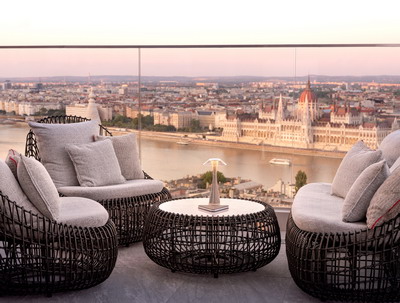 White Raven Skybar & Lounge (Hilton Budapest) - hungarian, international food