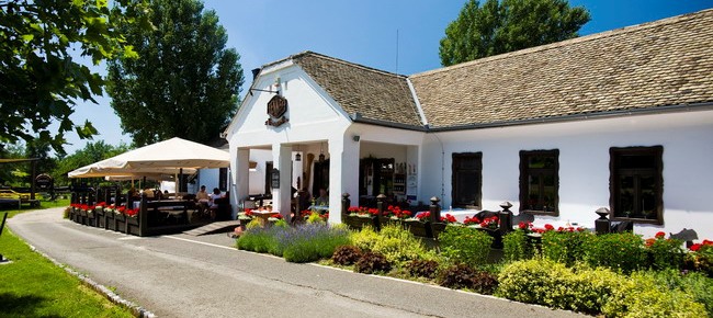 Tenkes Restaurant (Csarnóta, close to Villány)